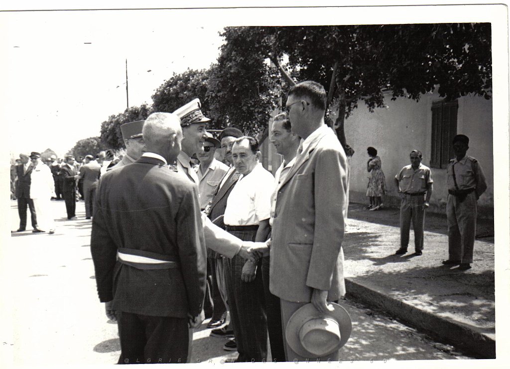 BOU SFER 06 JUILLET 1958 POSE DE LA PREMIERE PIERRE DU MONUMENT AUX MORTS 014.jpg